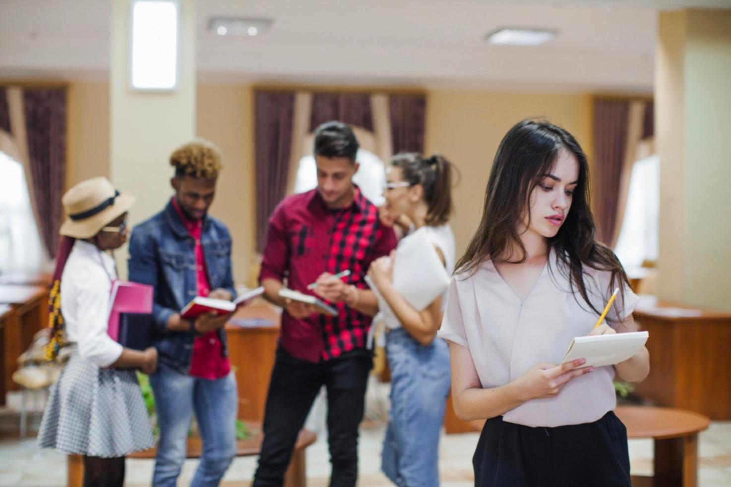 Sesión de grupo explorando dinámicas interpersonales